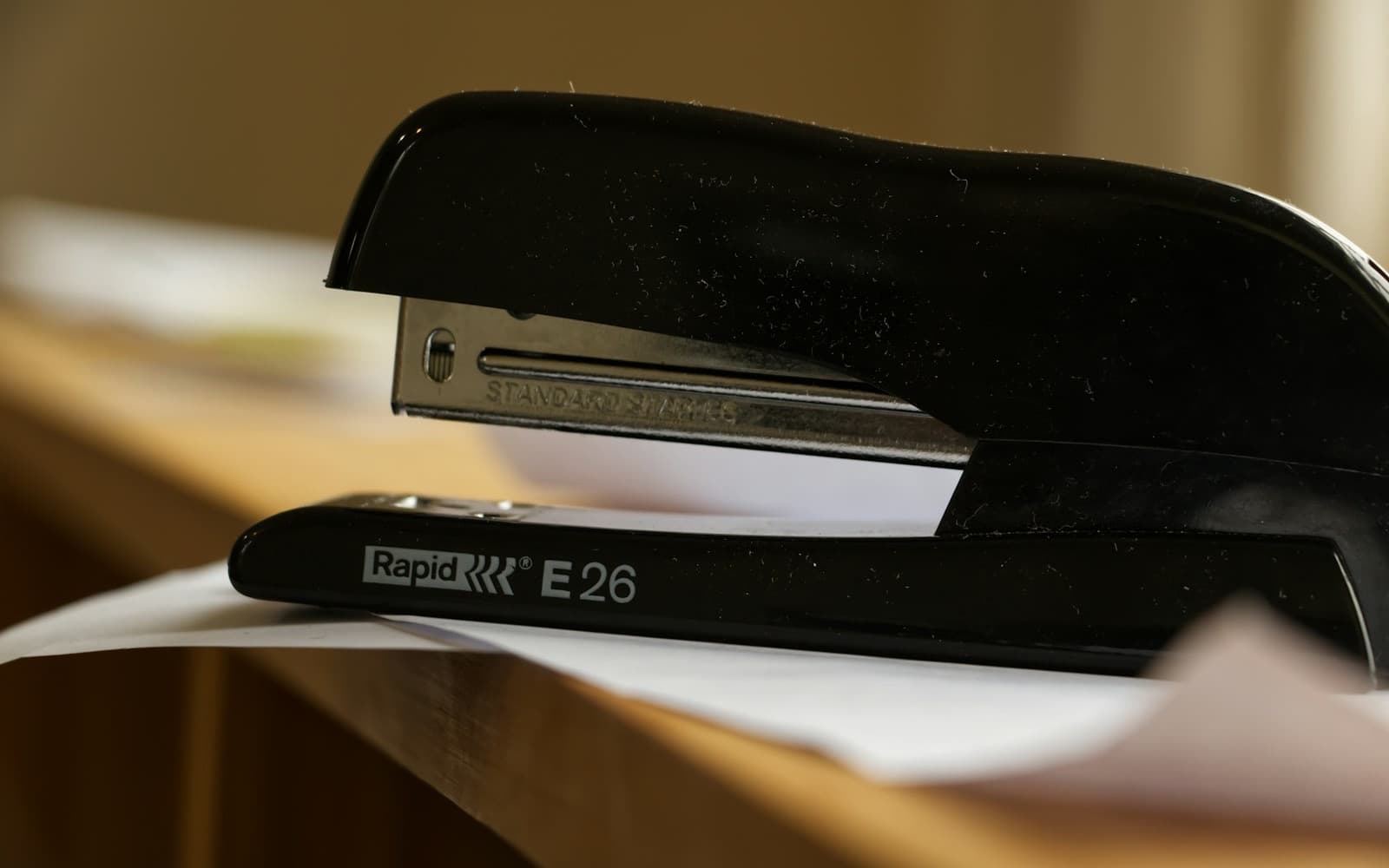 Documents de conformité sur un bureau