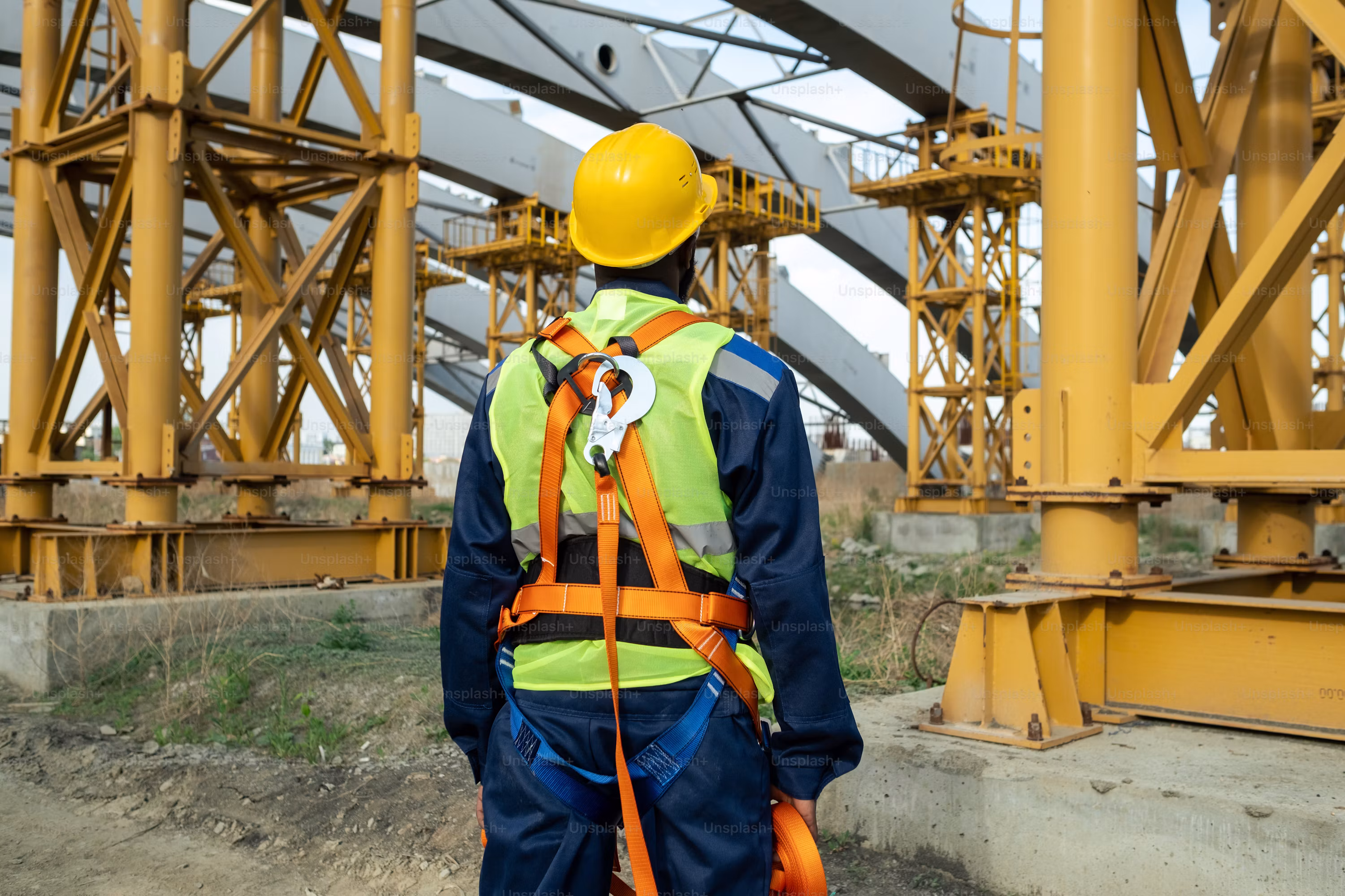 Ingénieur inspectant une installation industrielle avant une modification