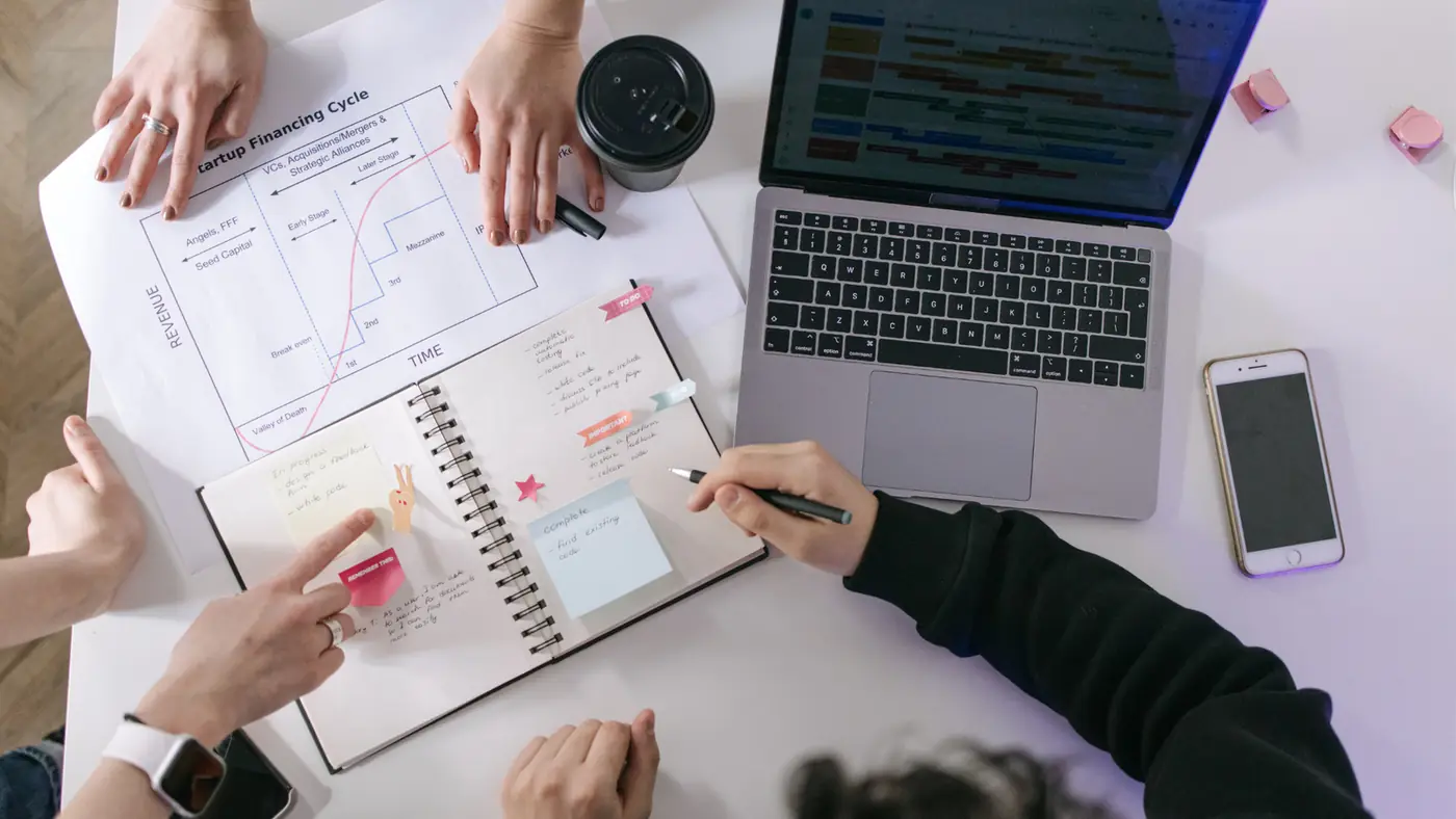 Plan de financement et ordinateur portable évoquant le cadrage budgétaire d’un MVP