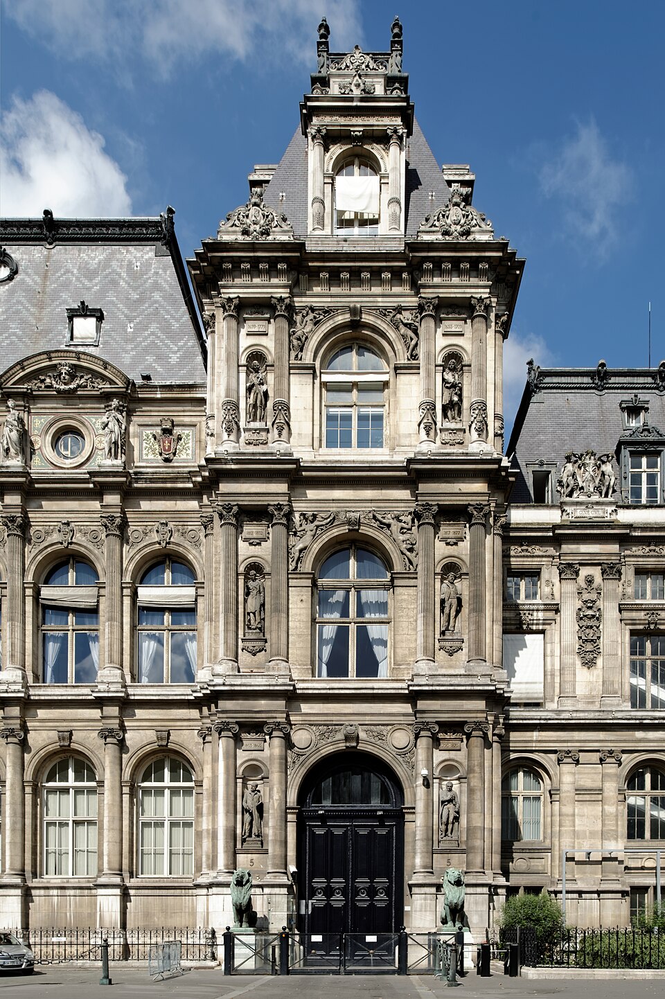 Institutional facade to illustrate a secure citizen portal