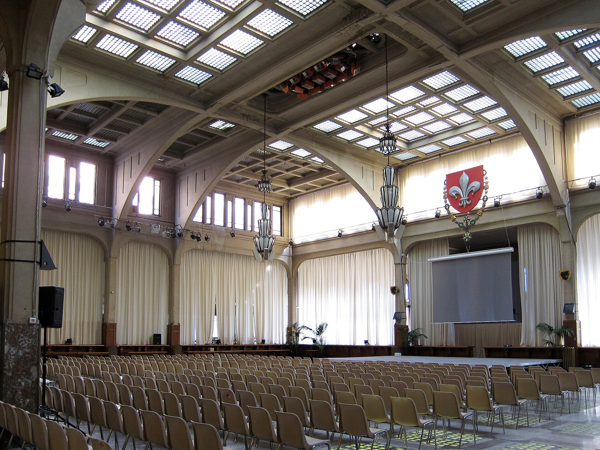 Salle institutionnelle pour illustrer la maintenance d’applications publiques