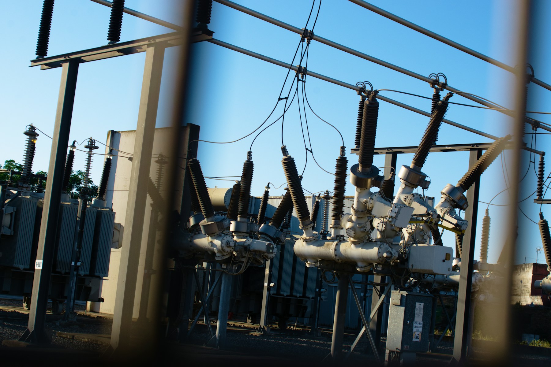 Poste électrique et lignes haute tension pour illustrer la supervision d’infrastructures énergétiques