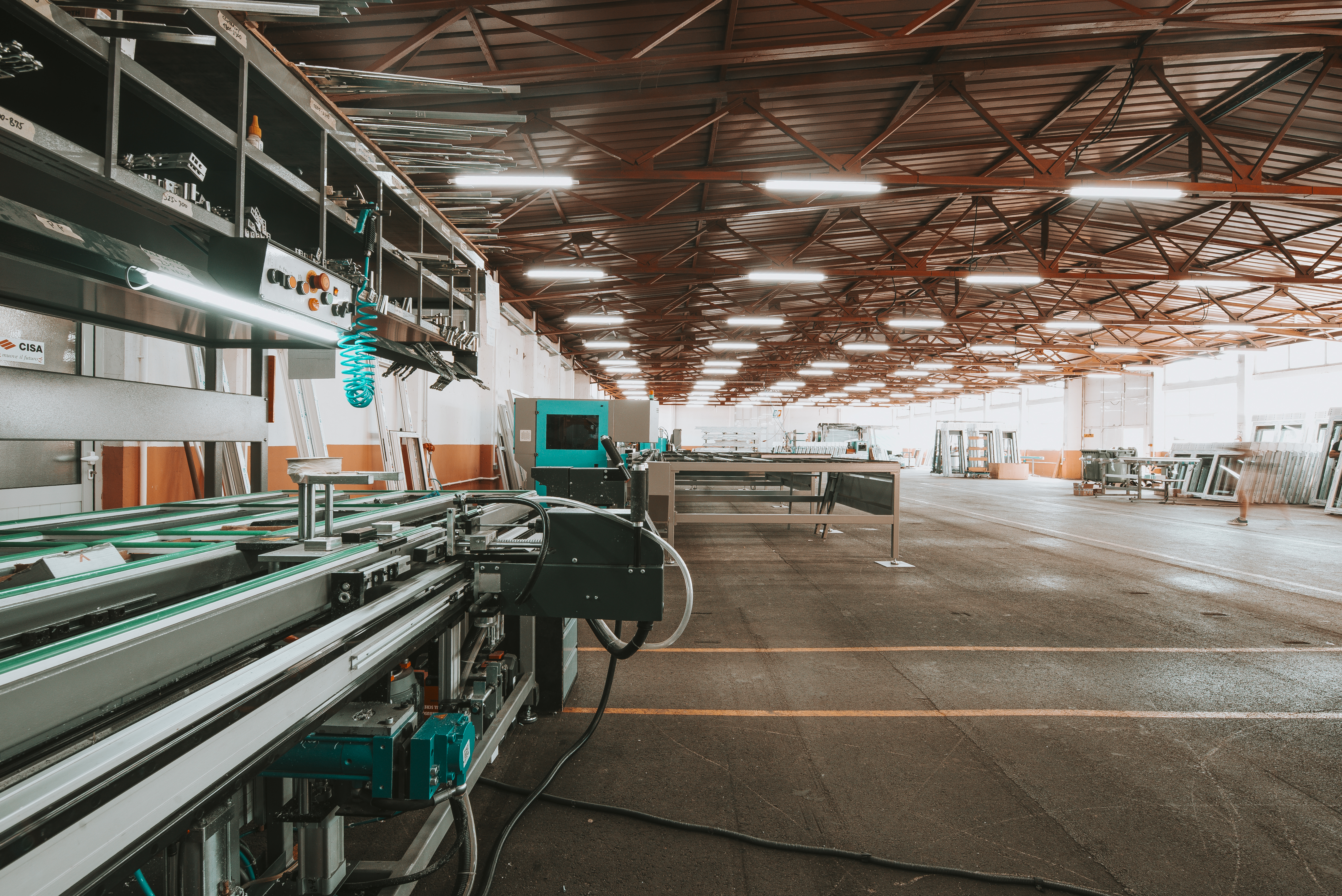 Chaîne de production industrielle vue en perspective, propre et structurée