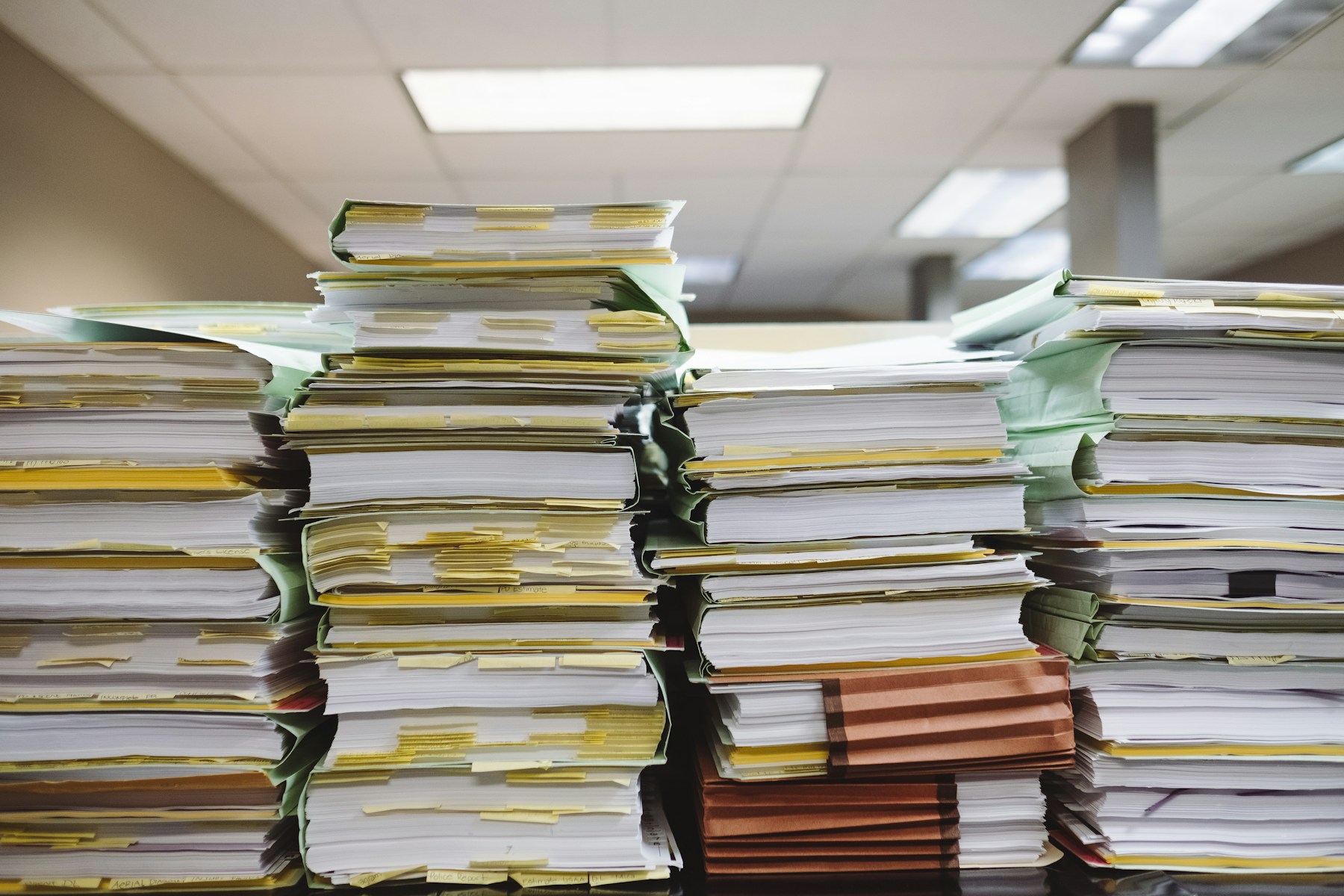 Piles de dossiers pour illustrer la gestion documentaire QSE