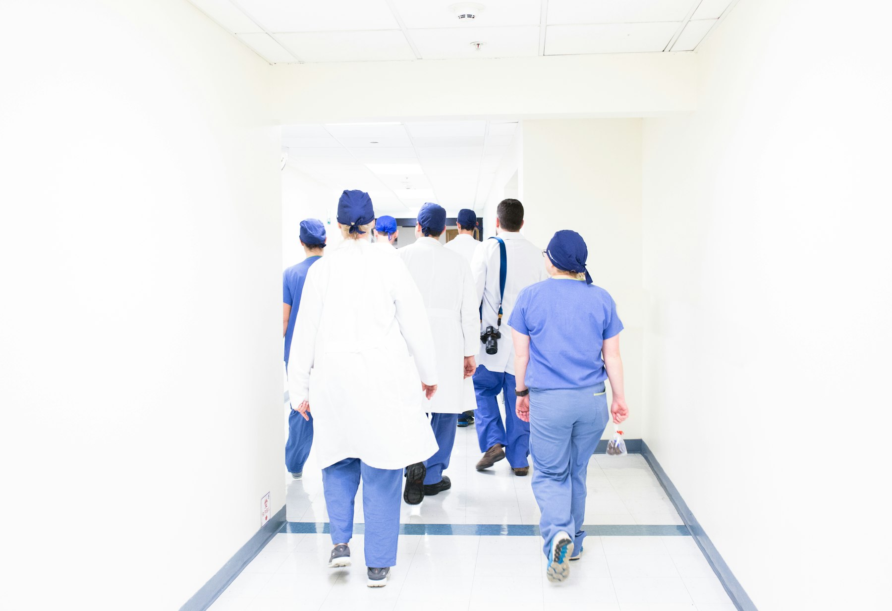 Équipe hospitalière en déplacement pour illustrer la digitalisation des parcours de soins